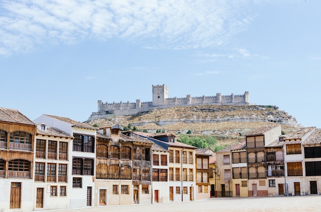 Blick von der Plaza del Coso auf die Burg von Penafiel. Tourismus Kastilien und León