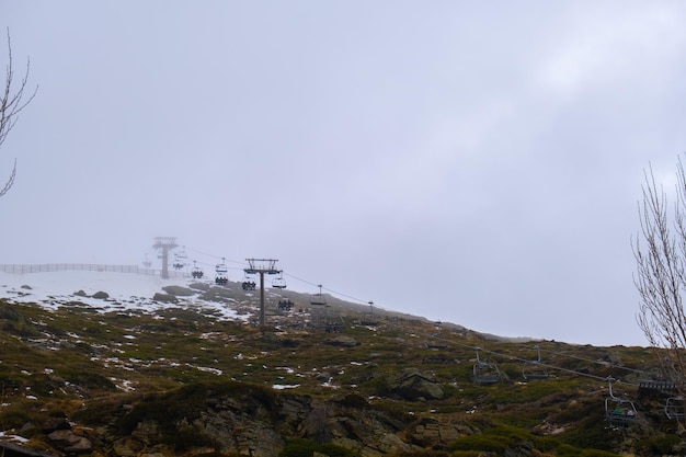 Blick von der Seilbahn hinauf auf die Berge im Skigebiet Sierra Nevada