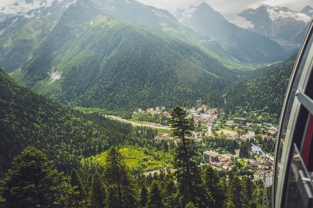 Blick von der Seilbahnhütte in die Berge