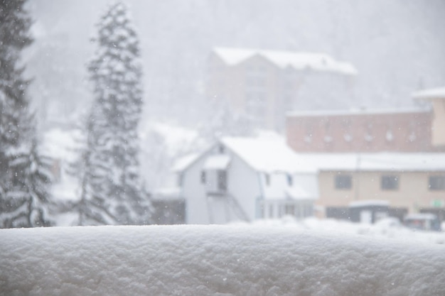 Blick von der Seilbahnstation in den starken Schneefall in den Bergen des Kaukasus