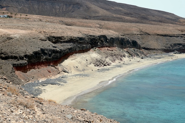 Blick von der Spitze der Klippe auf einen wunderschönen Sand- und Felsstrand