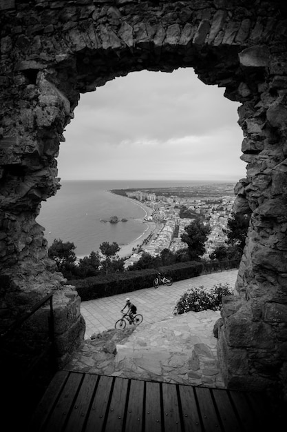 Blick von der Spitze des Hügels auf den Kurort Blanes.