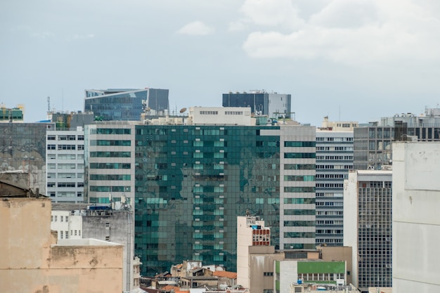 Blick von der Spitze eines Gebäudes im Zentrum von Rio de Janeiro Brasilien.