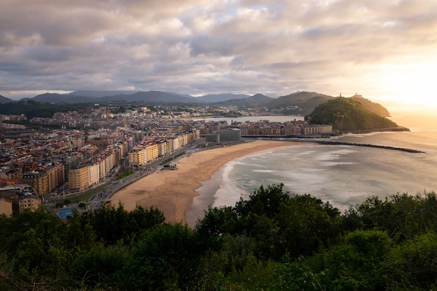 Blick von der Stadt Donostia-San Sebastian im Baskenland.