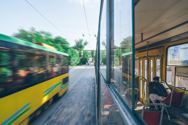 Blick von der Straßenbahn halb innen halb außen Blick auf die alte europäische Stadt Stadtverkehr