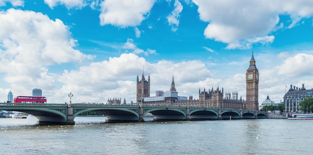 Blick von der Themse auf die Houses of Parliament und Big Ben an einem bewölkten Tag in London. ideal für Webseiten und Zeitschriftenlayouts