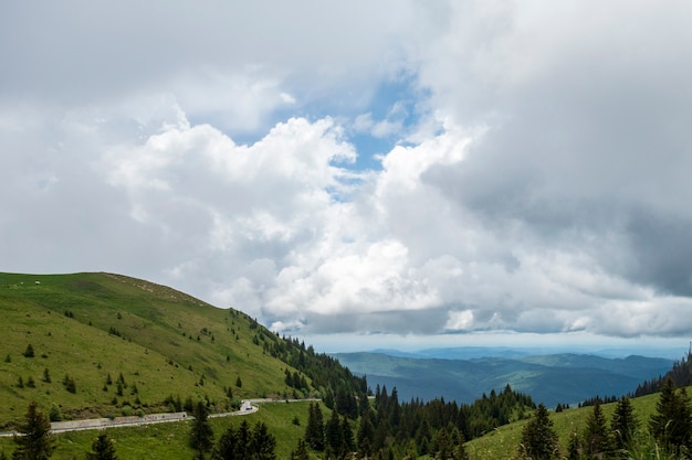 Blick von der Transbucegi-Straße in Bucegi-Bergen, Rumänien, bewölkter Frühlingstag