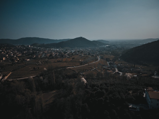 Blick von einer Drohne auf Franciacorta, Brescia