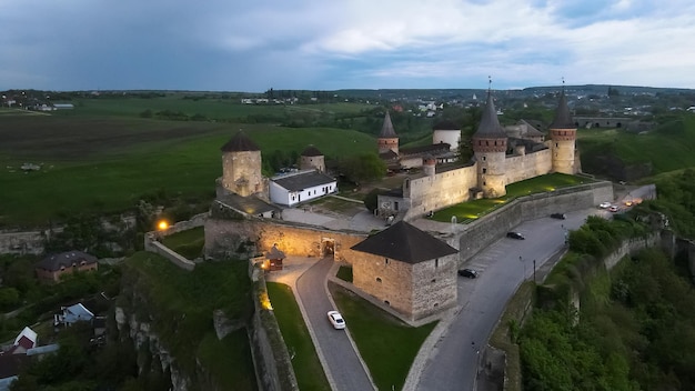 Blick von einer Höhe auf die abendliche mittelalterliche Festung in der Stadt Kamenez-Podolsk