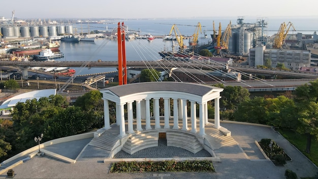 Blick von einer Höhe auf die Kolonnade und den Seehafen in der Stadt Odessa