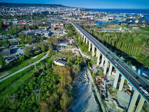 Blick von einer Höhe auf die Stadt Sozopol mit Häusern und Booten in der Nähe des Schwarzen Meeres