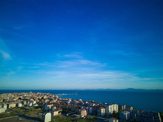 Blick von einer Höhe über der Stadt Pomorie mit Häusern und Straßen, die vom Schwarzen Meer in Bulgarien umspült werden