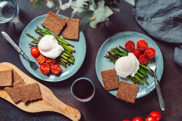 Blick von oben auf Abendessen für zwei Personen Grill Spargel Kirschtomaten und pochierte Eier