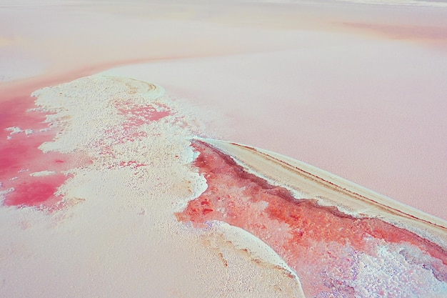 Blick von oben auf das salzbedeckte Ufer des Pink Lake