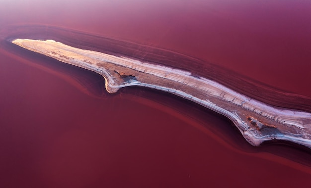 Blick von oben auf das salzbedeckte Ufer des Pink Lake