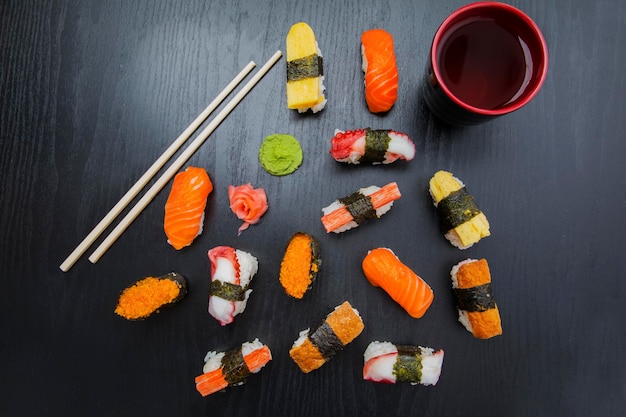 Blick von oben auf das Sashimi-Sushi-Set, das auf dem Tisch serviert wird