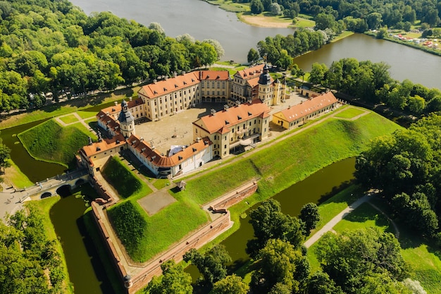 Blick von oben auf das Schloss Nesvizh und den Park im SommerWeißrussland