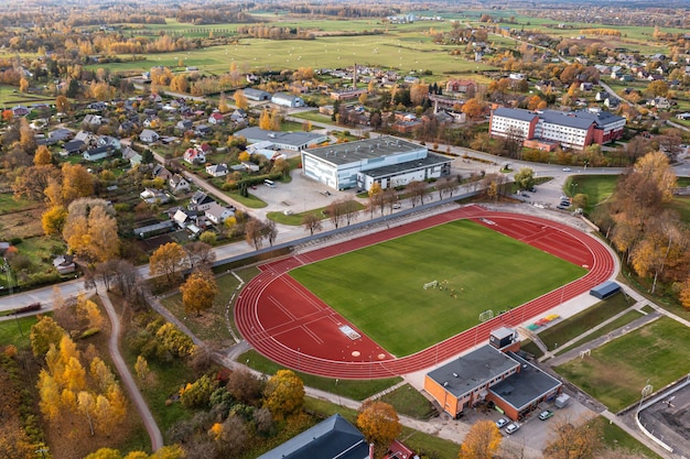 Blick von oben auf das Stadion in der Nähe der Dobele-Sekundarschule Lettland