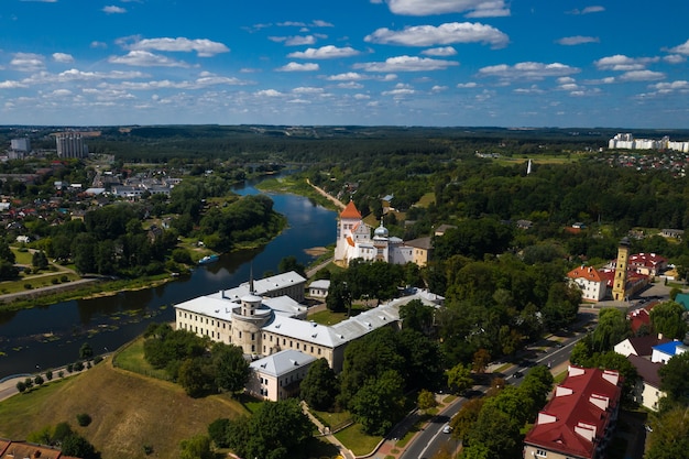 Blick von oben auf das Stadtzentrum von Grodno, Weißrussland. Das historische Zentrum mit seinem roten Ziegeldach, das Schloss und das Opernhaus