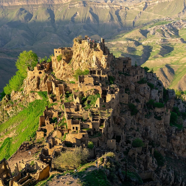 Blick von oben auf das verlassene Dorf Gamsutl auf einem Berg in Dagestan, das zu einer Touristenattraktion geworden ist