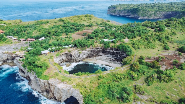 Blick von oben auf den Broken Beach in Nusa Penida Indonesien