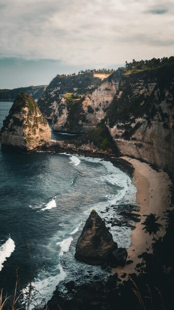 Blick von oben auf den Diamon Beach auf der Insel Nusa Penida, Bali