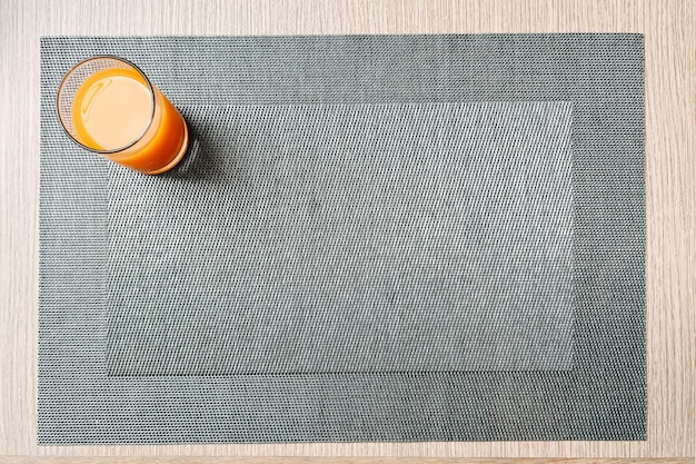 Blick von oben auf den Frühstücksorangensaft im Hotel