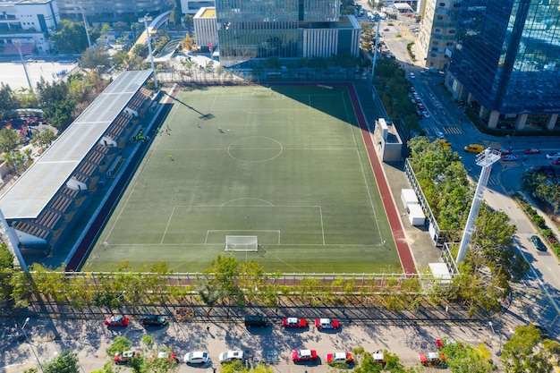 Blick von oben auf den Fußballplatz in Hongkong