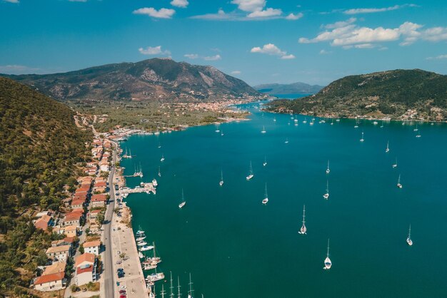 Blick von oben auf den Hafen mit Yachten und Booten auf der Insel Lefkada