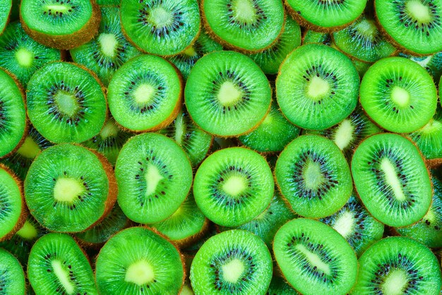 Blick von oben auf den Haufen geschnittener Kiwi als strukturierten Hintergrund.