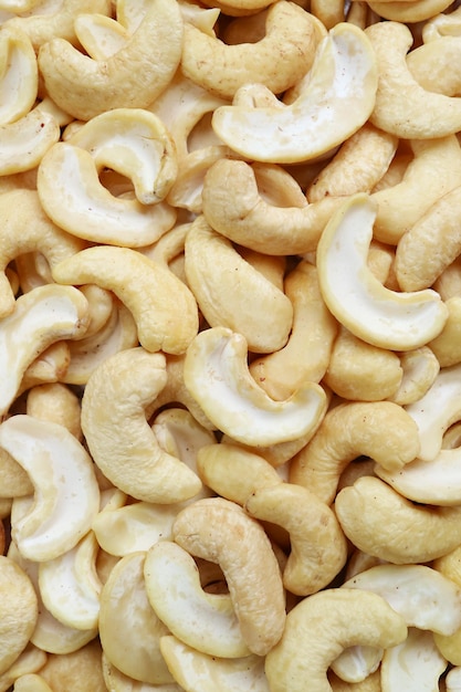 Blick von oben auf den Haufen ungekochter Cashewkerne