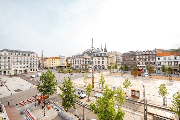 Blick von oben auf den Jaude-Platz im Morgenlicht in der Stadt Clermont-Ferrand in Zentralfrankreich