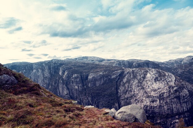 Blick von oben auf den norwegischen Fjord