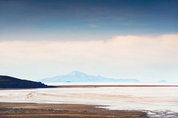 Blick von oben auf den Salzsee Salar de Uyuni bei Sonnenuntergang, Altiplano, Bolivien?