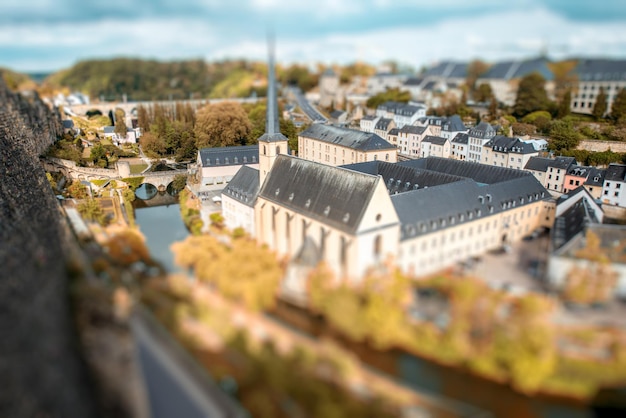 Blick von oben auf den Stadtteil Grund mit der Kirche Saint Johns und der Abtei Neumünster in Luxemburg-Stadt. Tilt-Shift-Bildtechnik