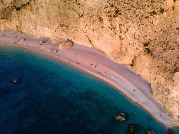 Blick von oben auf den Strand von Porto Katsiki bei Sonnenuntergang