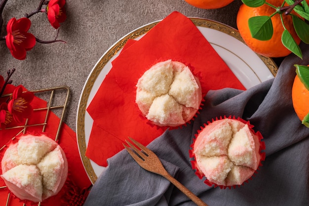 Blick von oben auf den süßen, leckeren, frischen traditionellen chinesischen gedämpften Biskuitkuchen - Fa Gao, für das Festessen zum Mondneujahrsfest in rosa und weißer Farbe.