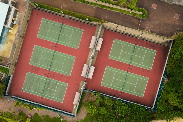 Foto blick von oben auf den tennisplatz