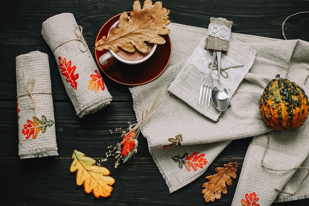 Blick von oben auf den Tisch mit Leinenküchentüchern und Kaffeetasse Stilvolle Herbstwohnung