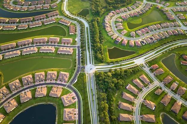 Blick von oben auf dicht bebaute Wohnhäuser in geschlossenen Wohnclubs in Südflorida Amerikanische Traumhäuser als Beispiel für Immobilienentwicklung in US-Vororten