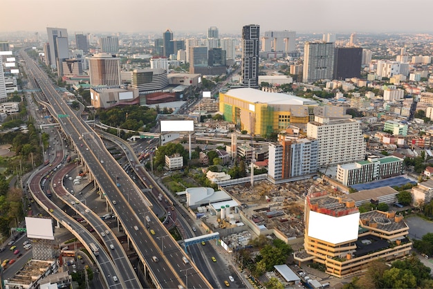 Foto blick von oben auf die 5-wege-kreuzung ladprao im geschäftsviertel von bangkok.