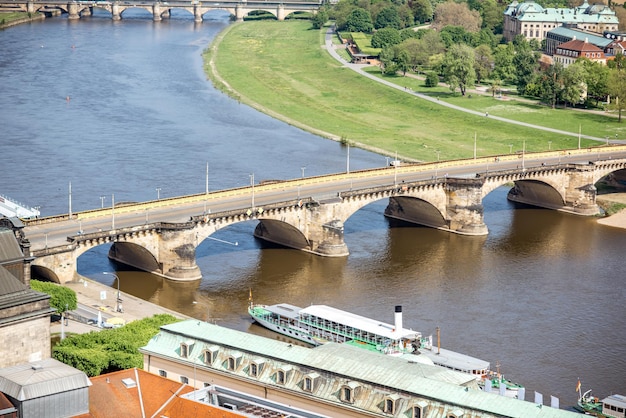 Blick von oben auf die Agustus-Steinbrücke an der Elbe in Dresden, Deutschland