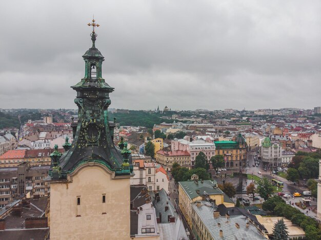 Blick von oben auf die alte europäische Architektur bei bewölktem Wetter. Kirchturm