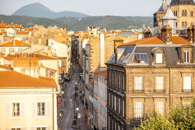 Blick von oben auf die alte Straße in der Stadt Clermont-Ferrand in Zentralfrankreich