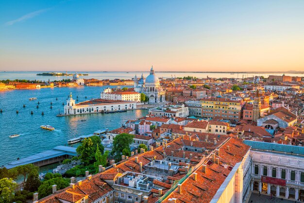 Blick von oben auf die Altstadt von Vanice bei Sonnenuntergang in Italien