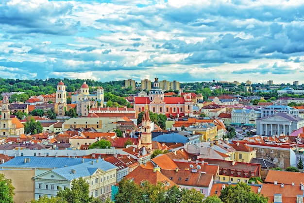 Blick von oben auf die Altstadt von Vilnius mit Kirchtürmen und Rathaus, Litauen