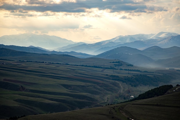 Blick von oben auf die Berge und Felder