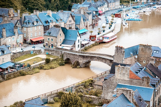 Blick von oben auf die berühmte Stadt Dinan mit Viaduc und Fluss Rance in der Bretagne in Frankreich