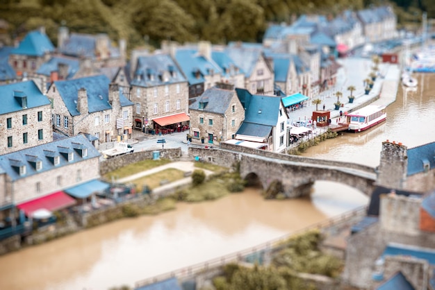 Blick von oben auf die berühmte Stadt Dinan mit Viaduc und Fluss Rance in der Bretagne in Frankreich