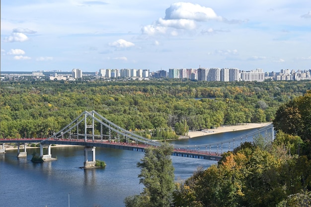 Blick von oben auf die Brücke über den Fluss Dnjepr in der Stadt Kiew